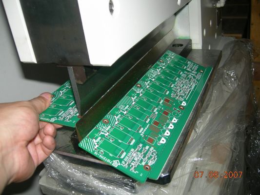 Τέμνουσα μηχανή PCB κοπτών λαιμητόμων για τον πίνακα μετάλλων με τις γραμμικές λεπίδες