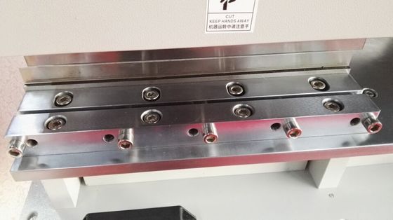 τα PCB Β πινάκων 2.0mm FR4 κόβουν τη μηχανή με δύο αιχμηρές γραμμικές λεπίδες