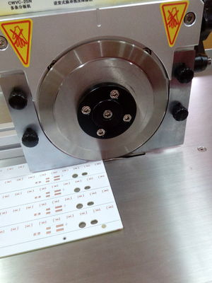 Β PCB Depanelizer προ-αποτελέσματος διαχωριστών αυλακιού MCPCB για το οδηγημένο ανάβοντας εργοστάσιο